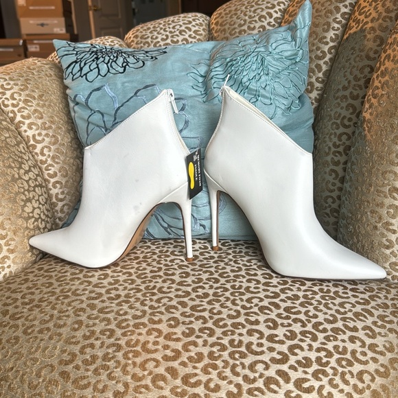 NWT Jacobies white faux leather stiletto ankle booties with back zip - Picture 2 of 11